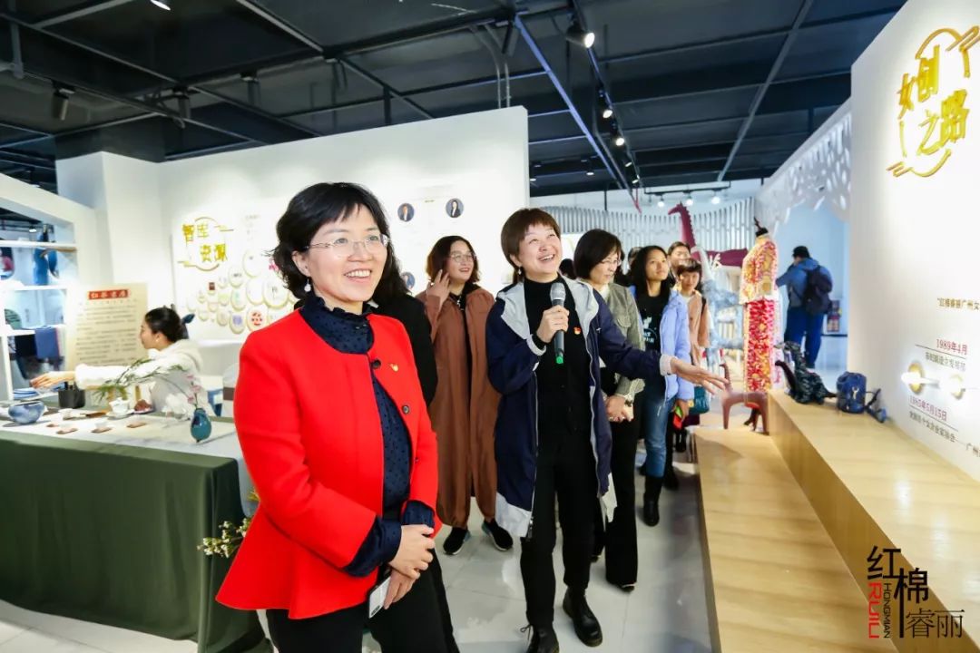 市妇联主席刘梅（左一）视察广州市女性创业创新中心
